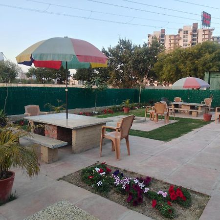 Villa In Vrindavan, Hare Krishna M Exterior photo