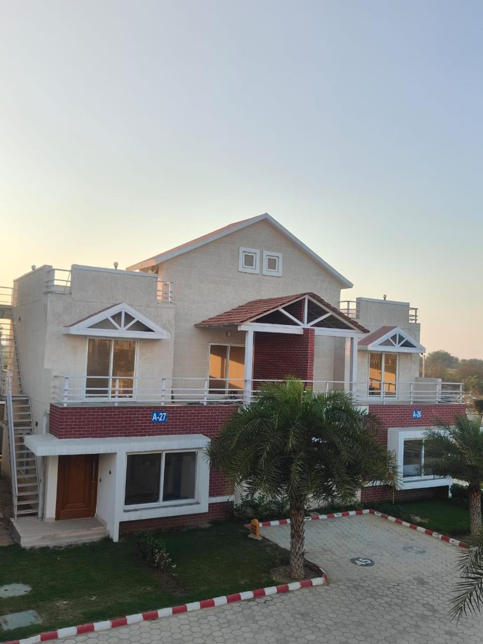 Villa In Vrindavan, Hare Krishna M Exterior photo
