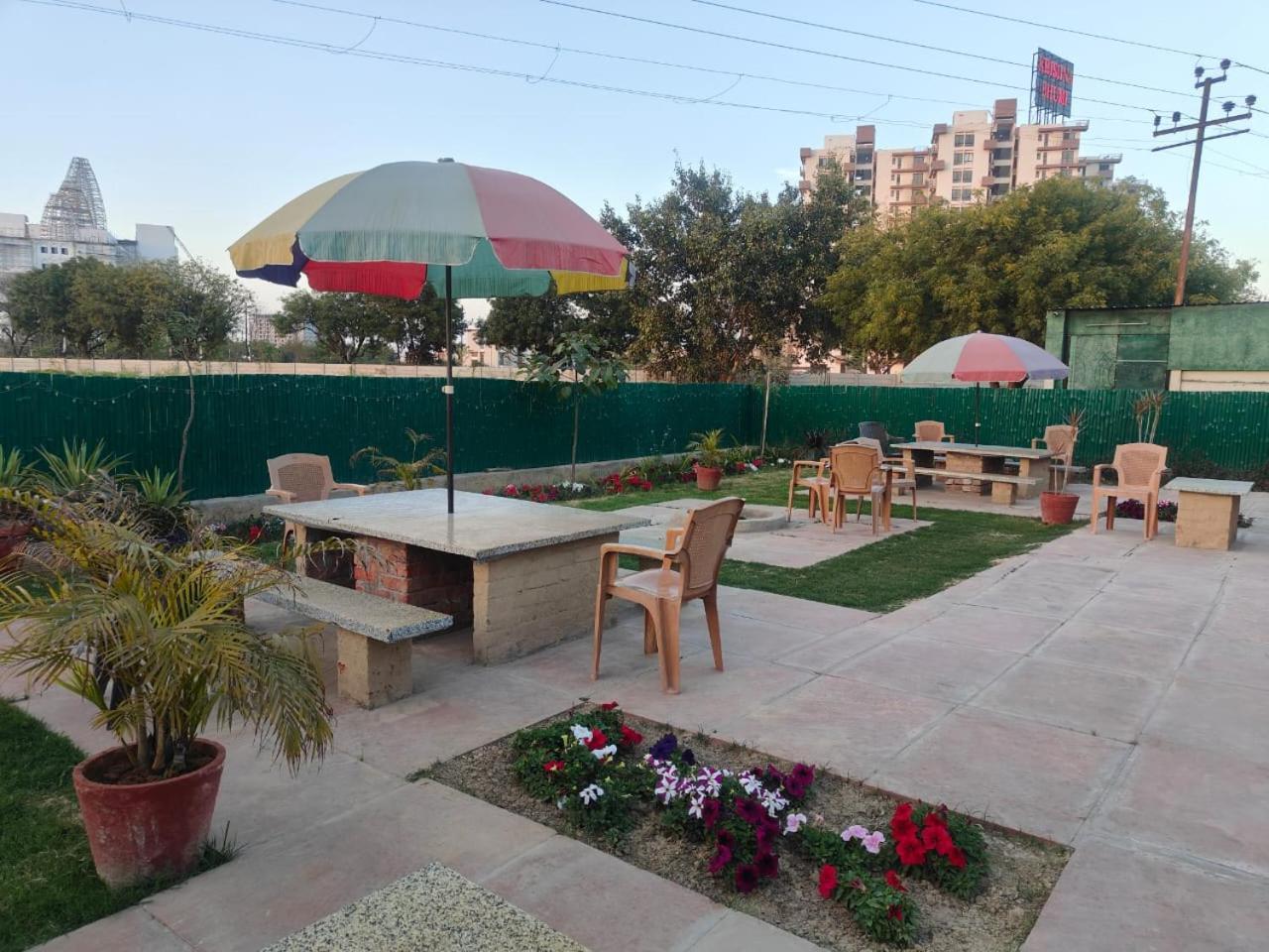 Villa In Vrindavan, Hare Krishna M Exterior photo